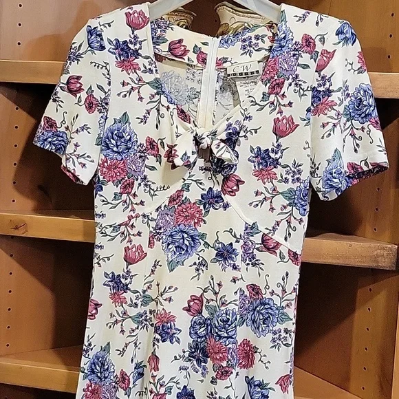 Women's dress - Picture 2 of 5